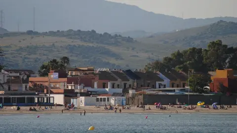 La playa de El Rinconcillo sigue necesitando una importante regeneración que deberá esperar
