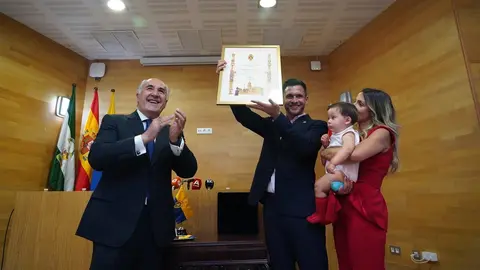 Orgulloso y feliz, Iván muestra el reconocimiento a los muchos asistentes 