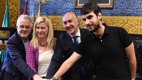 Leire Díez, en el centro, el día que se presentó el sello en Algeciras 