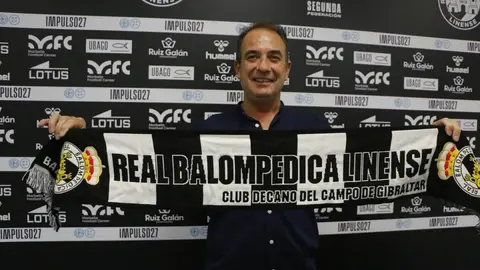 Rondán luce orgulloso la bufanda de su nuevo club tras la presentación oficial