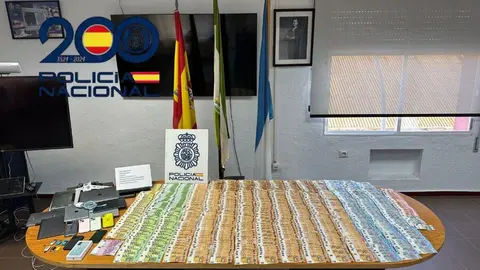 Dinero y dispositivos móviles intervenidos durante la operación policial 
