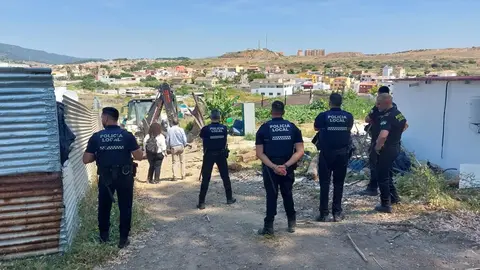Agentes de la Policía Local, pendientes de la actuación en los terrenos usurpados 