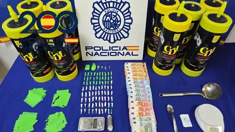 Algunos de los artículos, dinero y droga incautados por la Policía Nacional