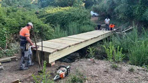Estructura provisional colocada sobre el río para posibilitar el paso de personas