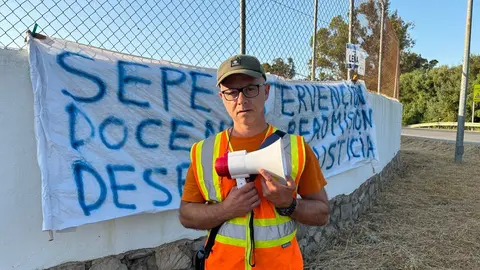 Santiago Benjumeda, a las puertas de La Almoraima, donde este viernes ha iniciado sus protestas 