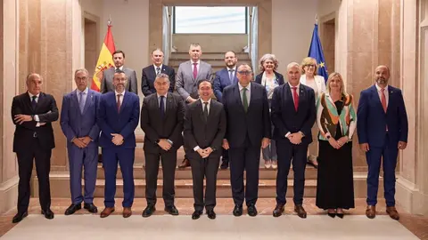 Albares, en el centro, antes de la reunión con los alcaldes y representantes de la Junta y la Mancomunidad 