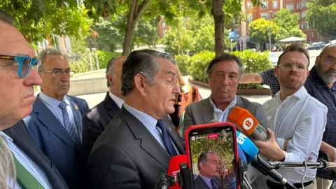 Sanz atiende a la prensa tras la reunión 