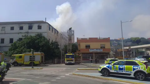 Bomberos y Policía Local, este martes cerca del Patio Soto, donde un incendio ha provocado alarma entre los vecinos