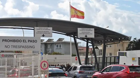 Bandera nacional en el paso fronterizo de La Línea con Gibraltar