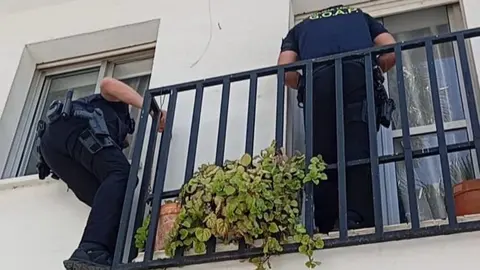 Los agentes tuvieron que acceder por la ventana 
