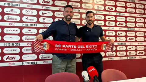 Figueras (i) y Vázquez comparten bufanda y nuevos retos en el Algeciras CF