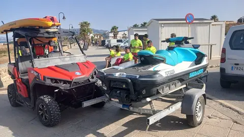 Vehículos del amplio dispostivo de Tarifa para la seguridad de sus bañistas durante el verano