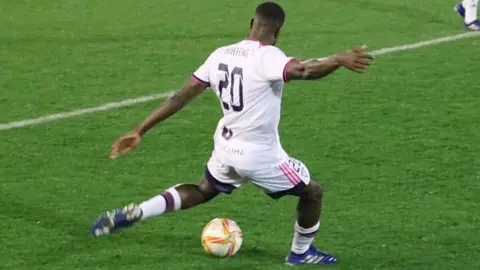 Boateng, con el bal&oacute;n, en su etapa  del Marbella FC