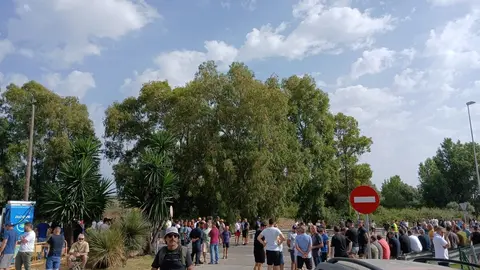 Trabajadores, en la rotonda de acceso a refinería este martes