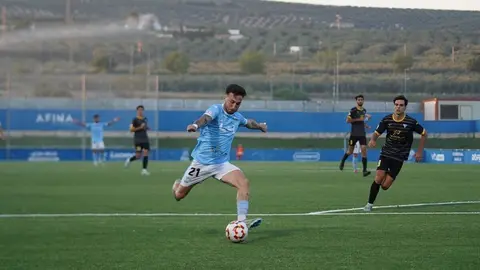 &Aacute;lvaro Cascajo jugando con el Ciudad de Lucena frente a la UD Tomares. Foto: Ciudad de Lucena