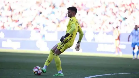 Iv&aacute;n Moreno jugando un partido contra el M&aacute;laga CF. Foto: Antequera CF