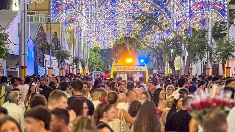 Una ambulancia, en pleno recinto ferial este miércoles. FOTO: F J Ben&iacute;tez