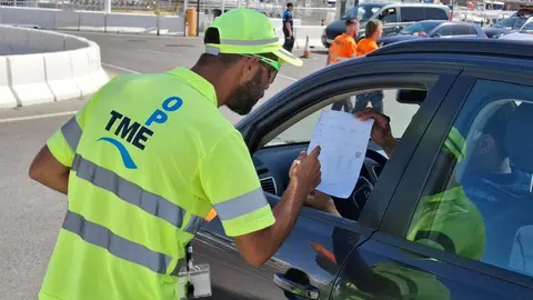 Cliente muestra su billete para acceder al puerto