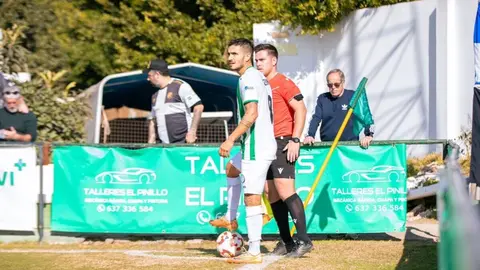 Tom&aacute;s Lanzini lanzando un c&oacute;rner. Foto: Juventud de Torremolinos