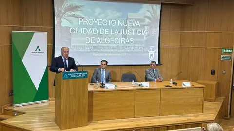 El alcalde de Algeciras se dirige a los asistentes en el acto de presentaci&oacute;n