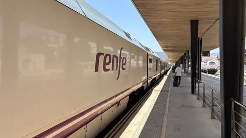 Enésimo contratiempo para los viajeros que quieran ir a Madrid desde Algeciras- tendrán que hacerlo primero en bus hasta Antequera, y al contrario