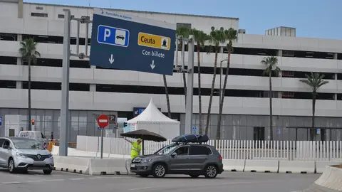 Vehículos en el puerto de Algecirass dirigiéndose hacia el embarque de Ceuta 