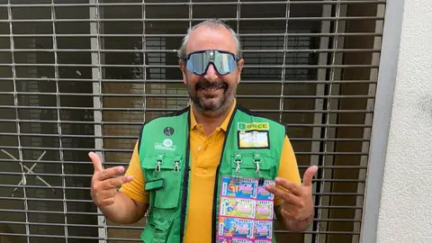 Víctor Manuel Acuña no puede disimular su alegría por dar el premio