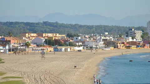 Denuncian que el trasvase de arena en la playa de El Rinconcillo se est&aacute; haciendo en la zona equivocada