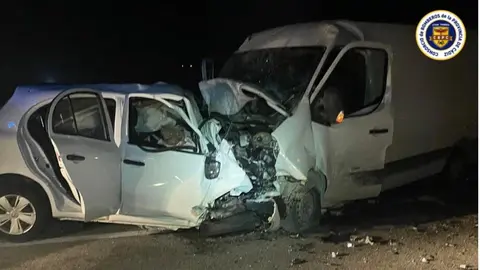 Brutal la colisión frontal entre el vehículo y la furgoneta 