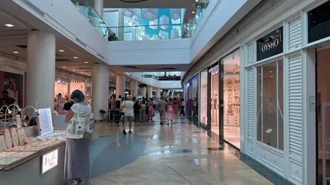 El calor está siendo agobiante estos últimos días en el centro comercial 
