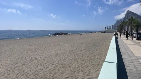 La L&iacute;nea adapta sus playas para las personas con movilidad reducida