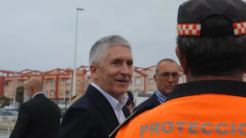 Visita de Marlaska al puerto de Tarifa por la OPE7