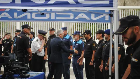 Visita de Marlaska al puerto de Tarifa por la OPE13