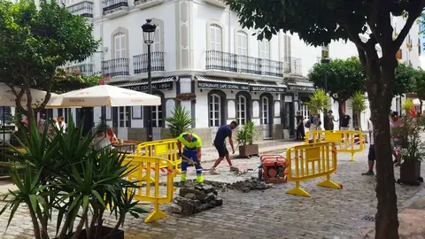 Operarios municipales trabajan en una avería en el centro de Tarifa