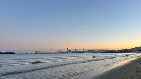 Playa del Rinconcillo con el puerto de Algeciras al fondo