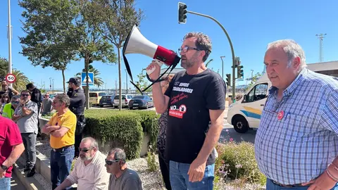 Gómez Valencia se dirige a los asistente a la concentración del sindicato ATA en Algeciras 