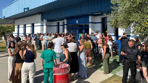 Compañeros de la cárcel Botafuegos, durante la concentración de este martes