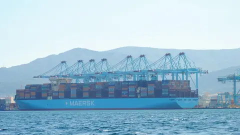 Uno de los muchos buques de Maerk operando en el puerto de Algeciras