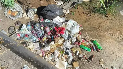 Los vecinos de La L&iacute;nea se quejan de los vertidos en el Camino de Torrenueva