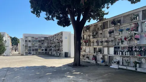 Uno de los patios del cementerio municipal de Algeciras