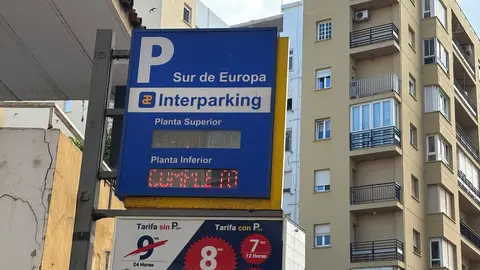 Imagen de la entrada a uno de los parkings del centro con el cartel de %22completo%22