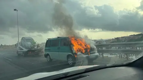 furgoneta en llamas1