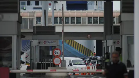 Ritmo frenético estas últimas horas en el embarque de pasajeros y vehículos en el puerto de Algeciras 