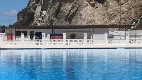 Una piscina de Gibraltar cierra por actos v&aacute;ndalicos