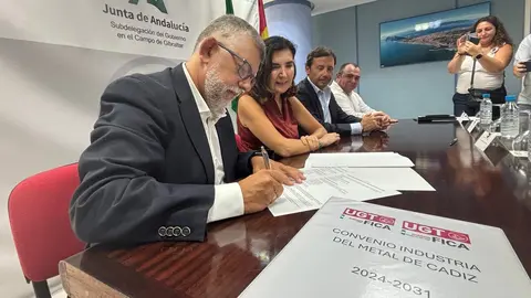 Blanco, en el centro, durante la firma del convenio, que ha calificado como %22histórico%22