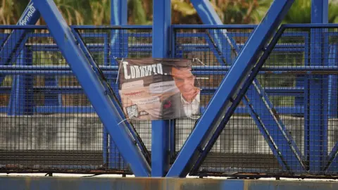 Lona desplegada en el puente de Algeciras 