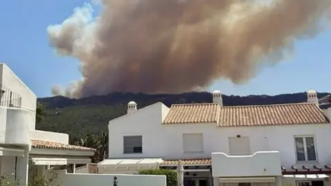 El viento complica el control del incendio de Tarifa