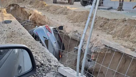 Un coche se precipita en una zanja en la carretera del cementerio en La L&iacute;nea