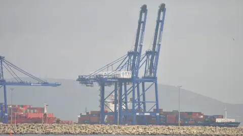 Verdemar denuncia la contaminaci&oacute;n de los ferris en el Estrecho