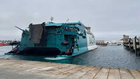 El Jaume I, atracando en el puerto tarifeño